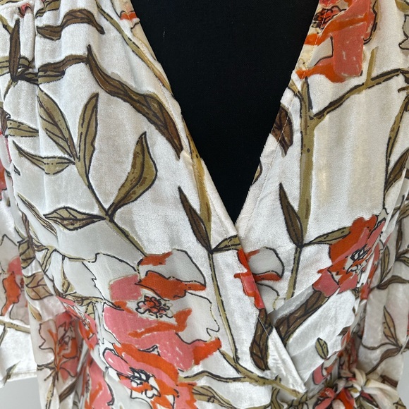 Fabrik Elegant Floral Wrap Dress with flowing sleeves Size L - Picture 5 of 8